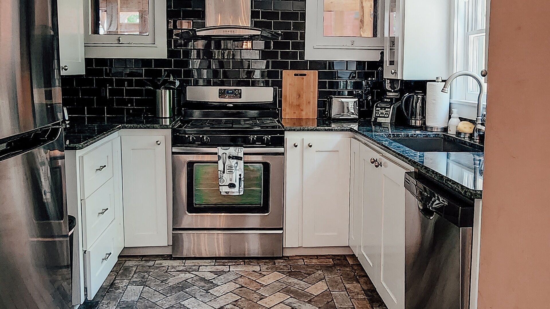 Big & Beautiful Historic Loop Apartment adjacent to the Crescent Hotel