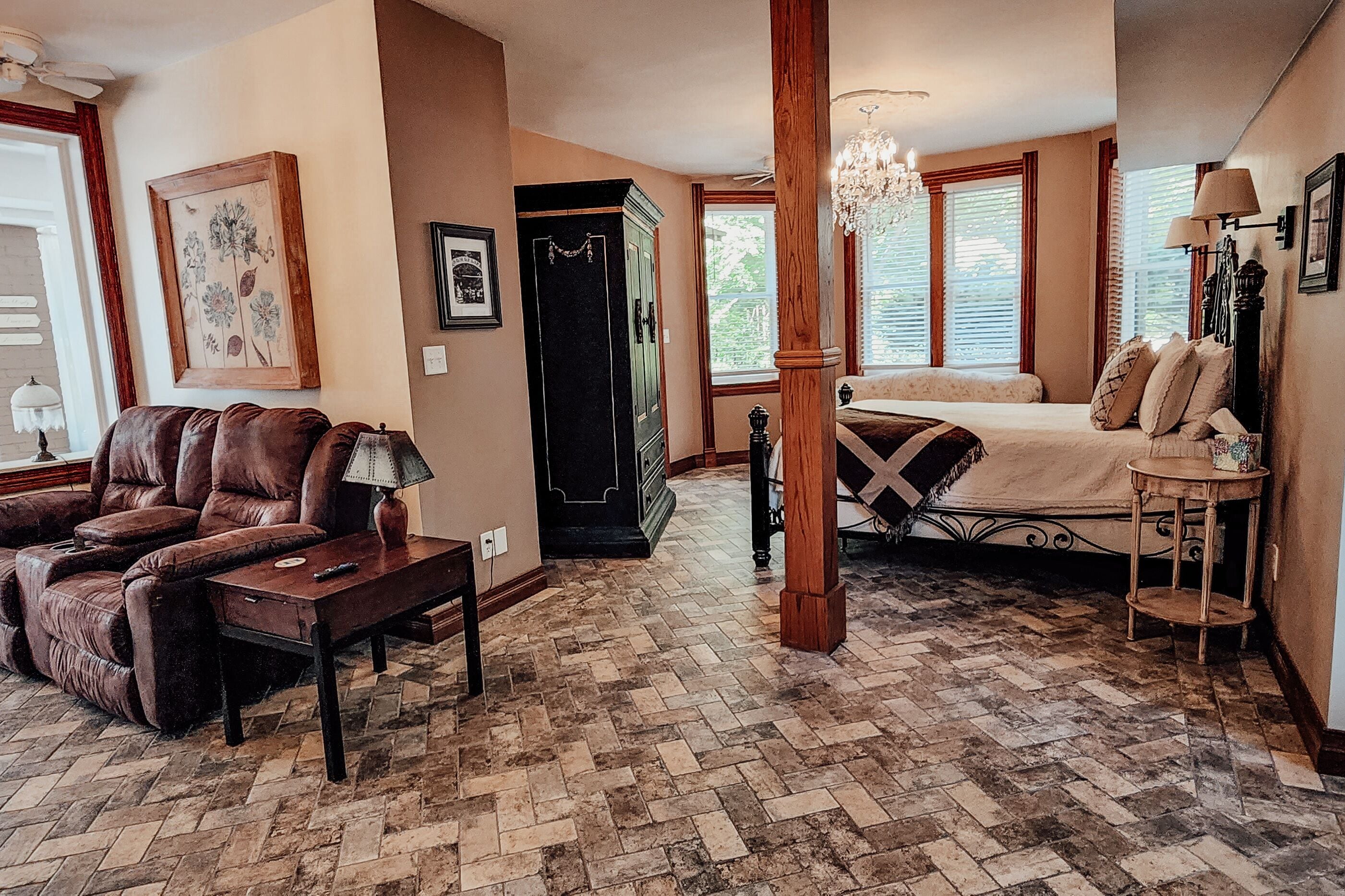 Big & Beautiful Historic Loop Apartment adjacent to the Crescent Hotel