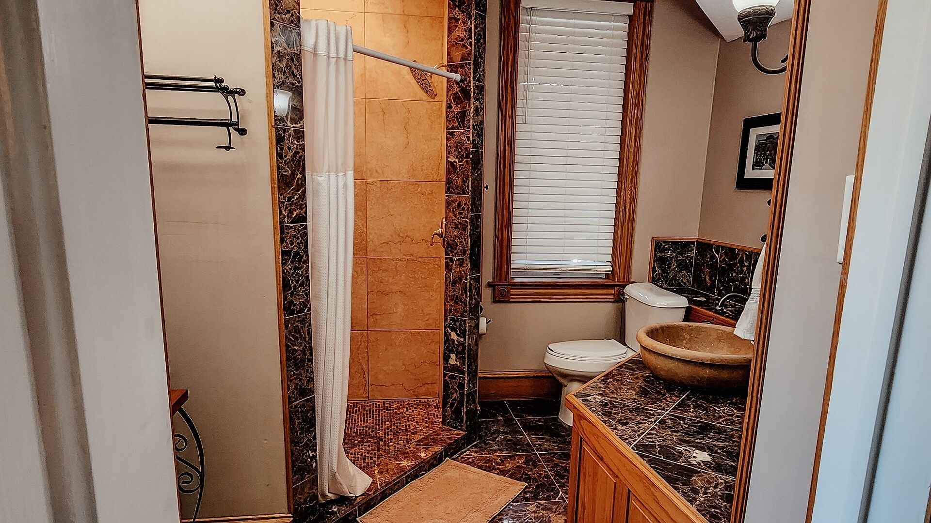 Big & Beautiful Historic Loop Apartment adjacent to the Crescent Hotel