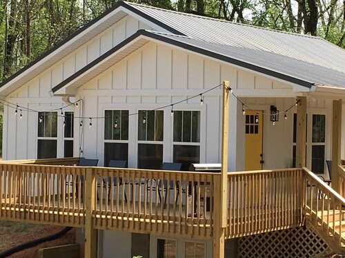 HOT TUB! Modern-Cozy-Perfectly Located