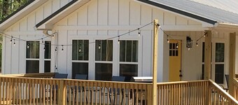 HOT TUB! Modern-Cozy-Perfectly Located