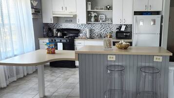 Kjøleskap, mikrobølgeovn, ovn og kokeplater