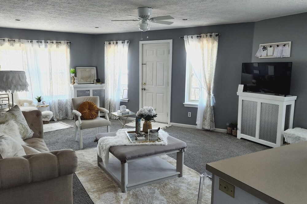 Lovely Lakewood: Entire 2 bdrm unit. MINUTES from downtown, Airport, hospitals!