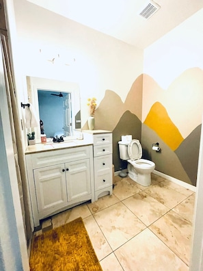 Regadera, toallas, papel de baño