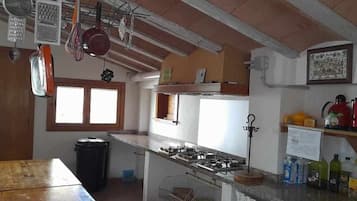 Een koelkast, een magnetron, een oven, een koffiezetapparaat/waterkoker