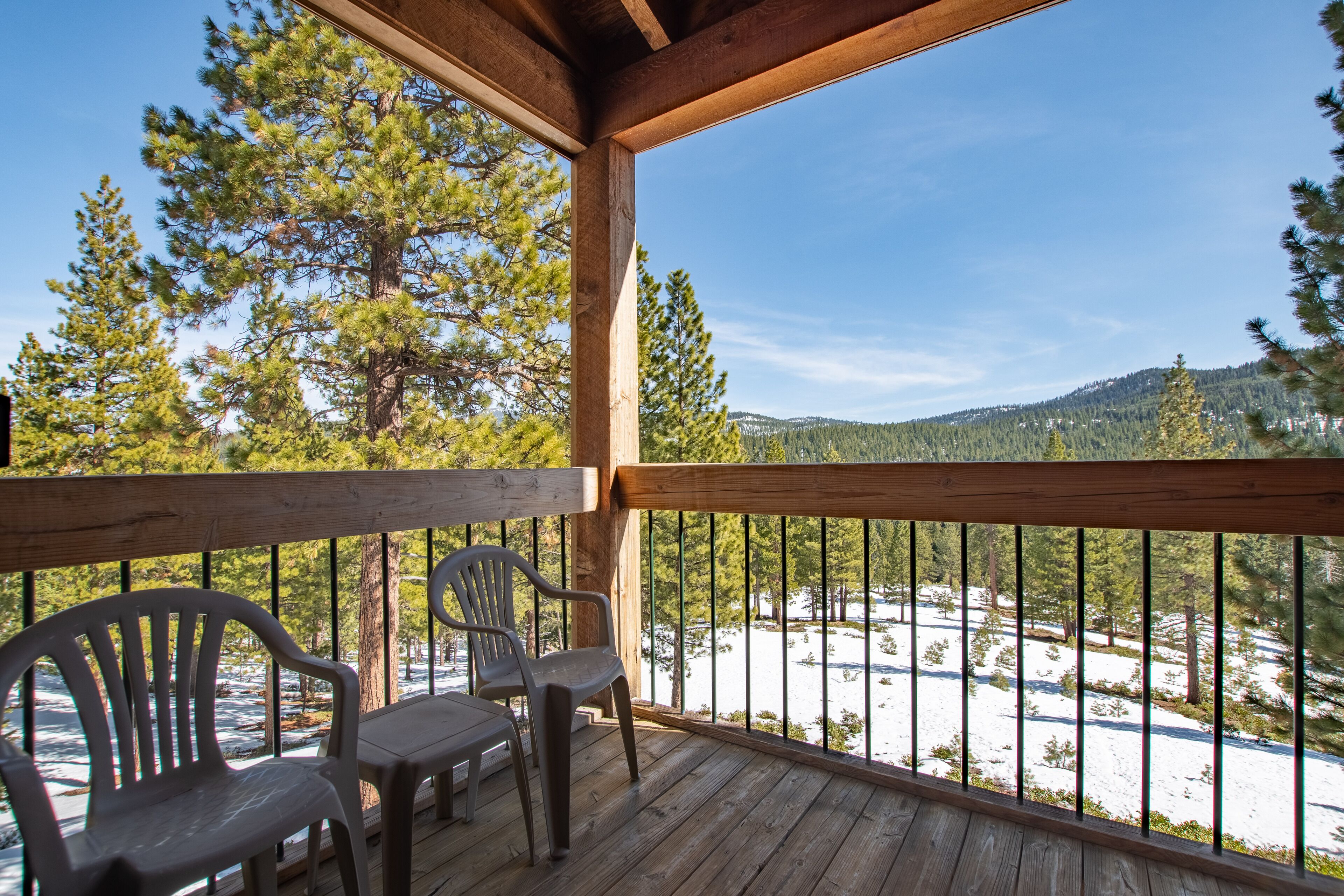Enjoy Spacious View Condo Minutes to Lake Tahoe
