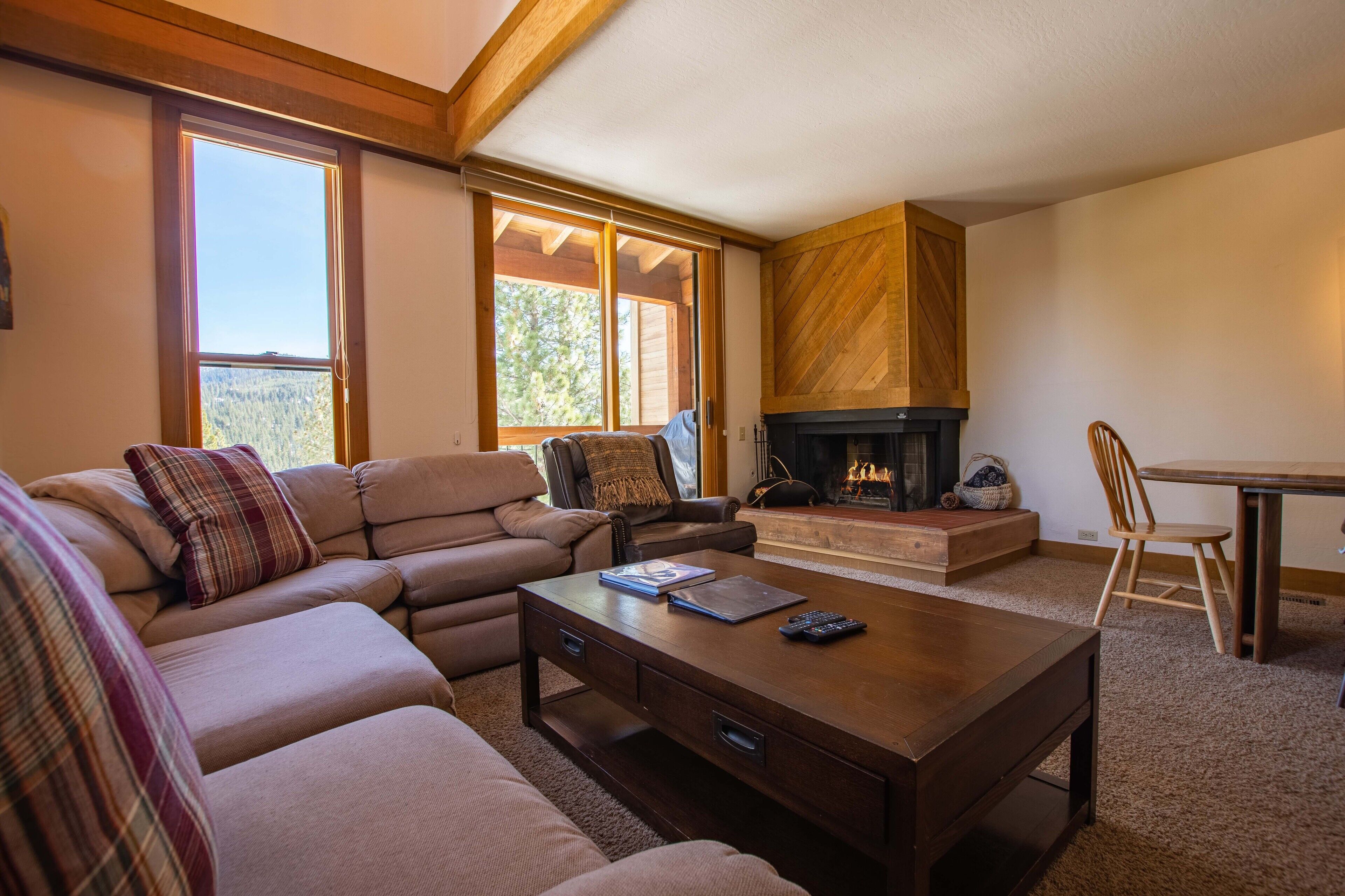 Enjoy Spacious View Condo Minutes to Lake Tahoe
