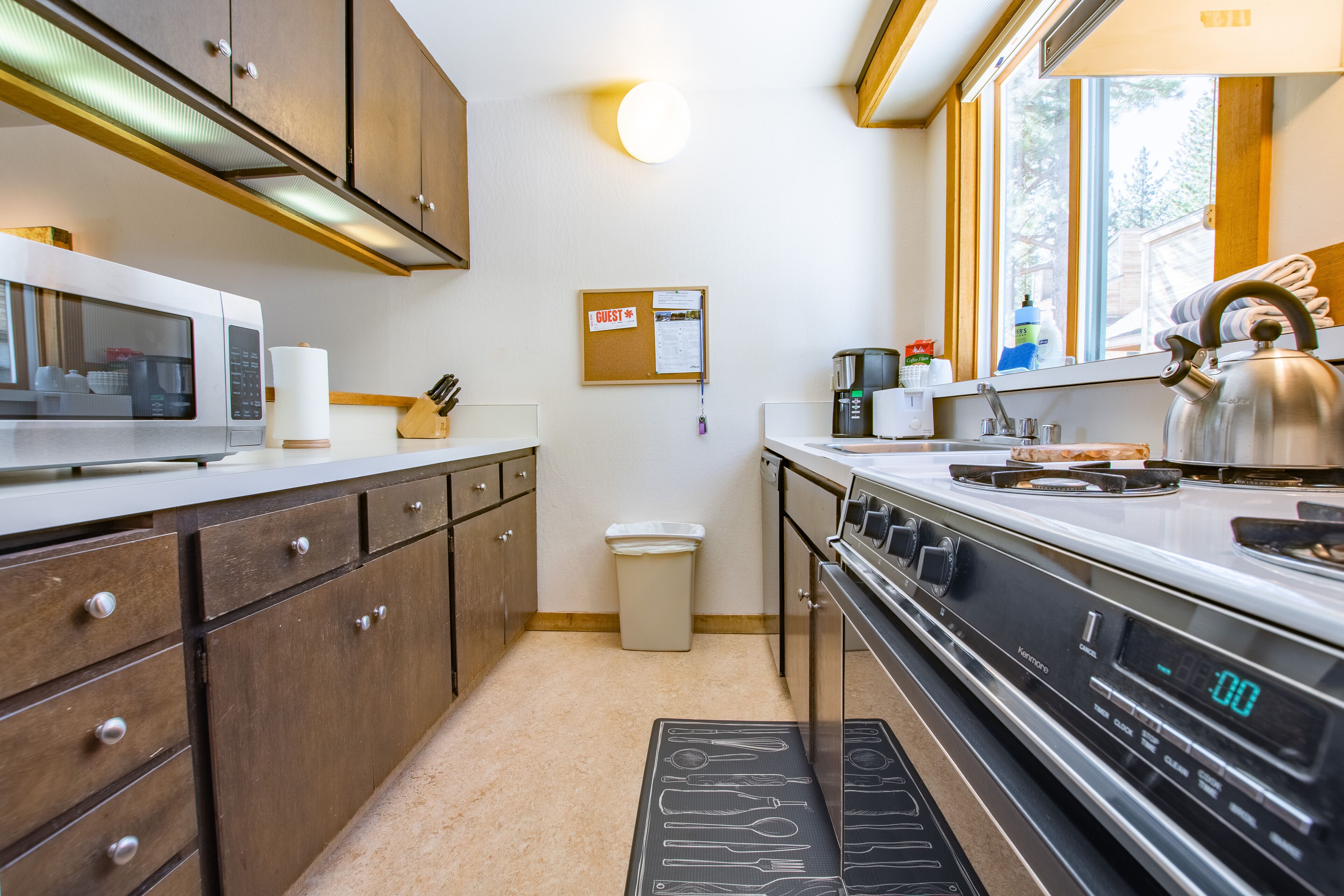 Enjoy Spacious View Condo Minutes to Lake Tahoe
