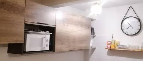 Réfrigérateur, micro-ondes, plaque de cuisson, lave-vaisselle