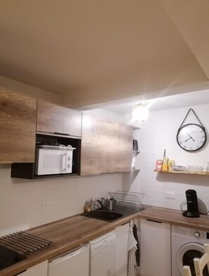 Réfrigérateur, micro-ondes, plaque de cuisson, lave-vaisselle