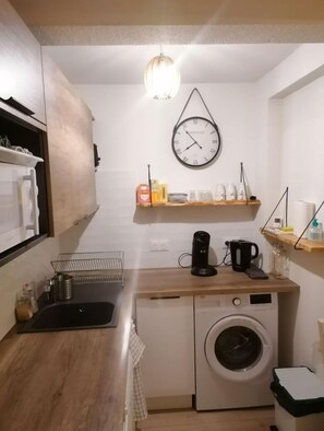 浴槽、ヘアドライヤー、トイレットペーパー