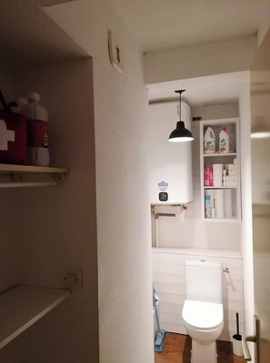 Baignoire, sèche-cheveux, papier toilette