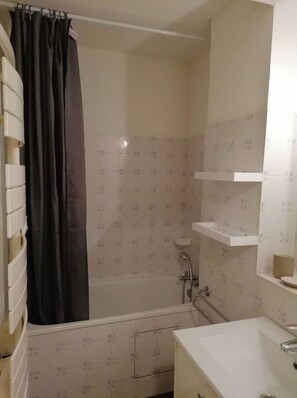 Badewanne, Haartrockner, Toilettenpapier