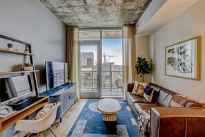 Televisión, mesa de ping pong, libros