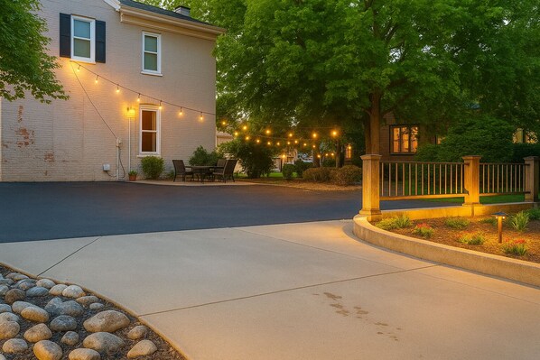 Property grounds - Cozy, and private apartment near Lake Shelbyville (Shelbyville)