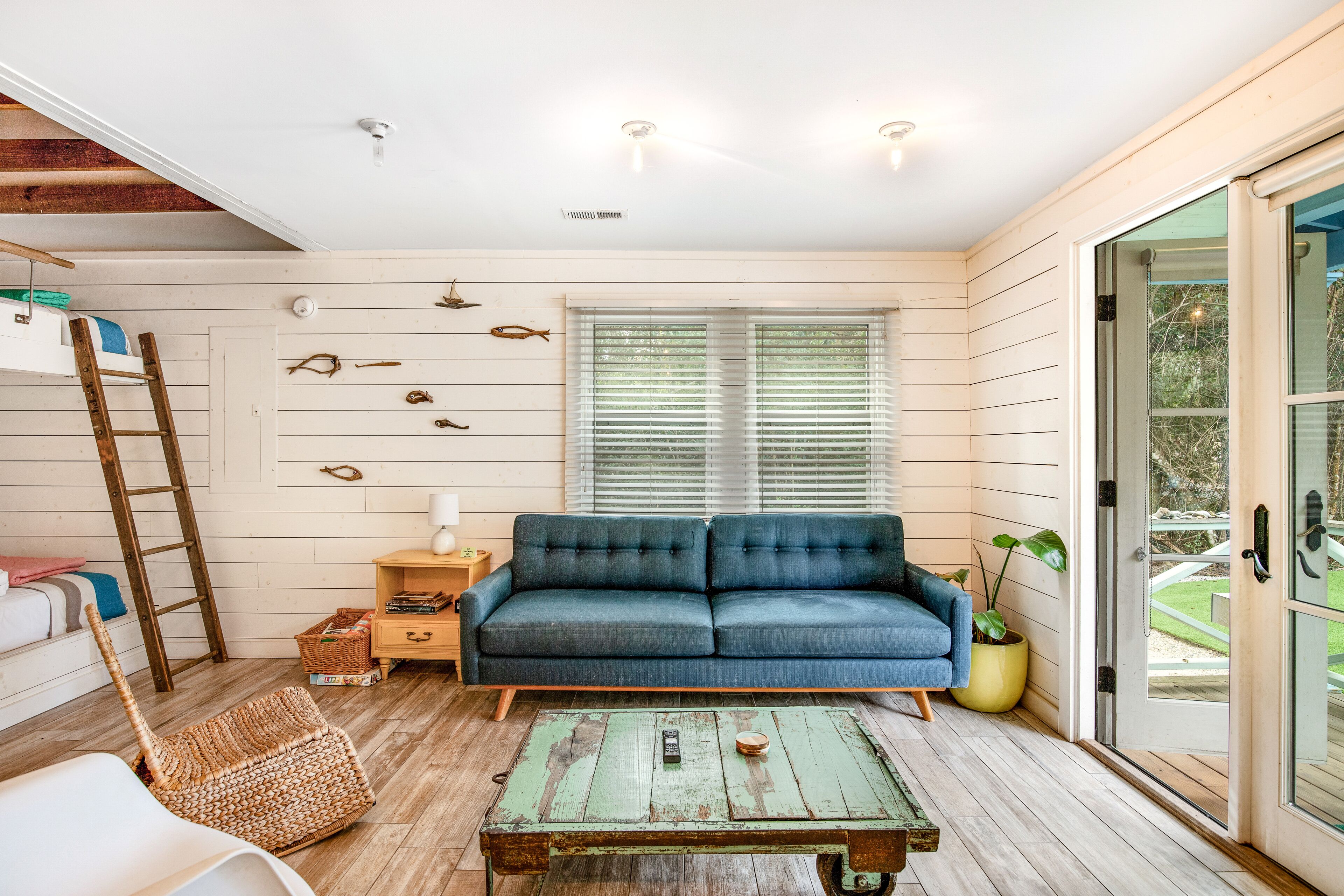 Trio of coastal cottages with private courtyard, full kitchens, & WiFi - dogs ok