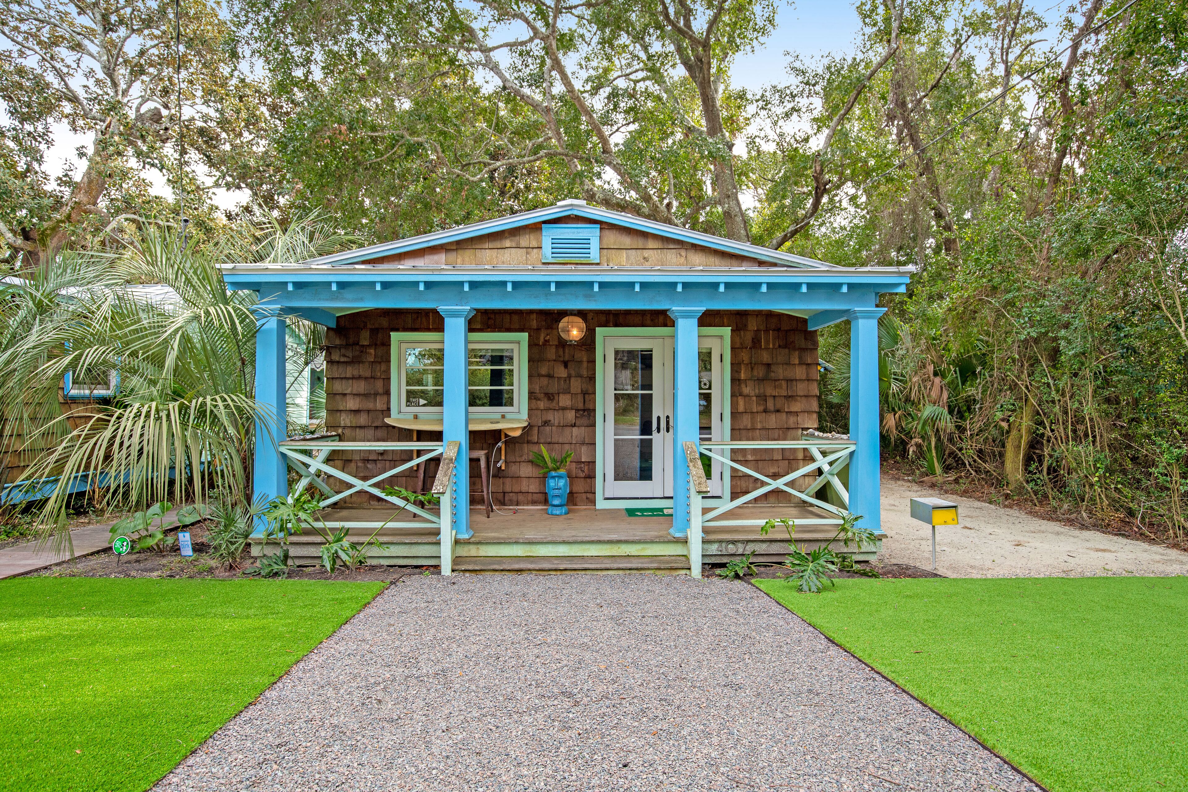 Trio of coastal cottages with private courtyard, full kitchens, & WiFi - dogs ok