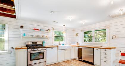Fun dog-friendly getaway near the beach with yard, kitchenette & WiFi