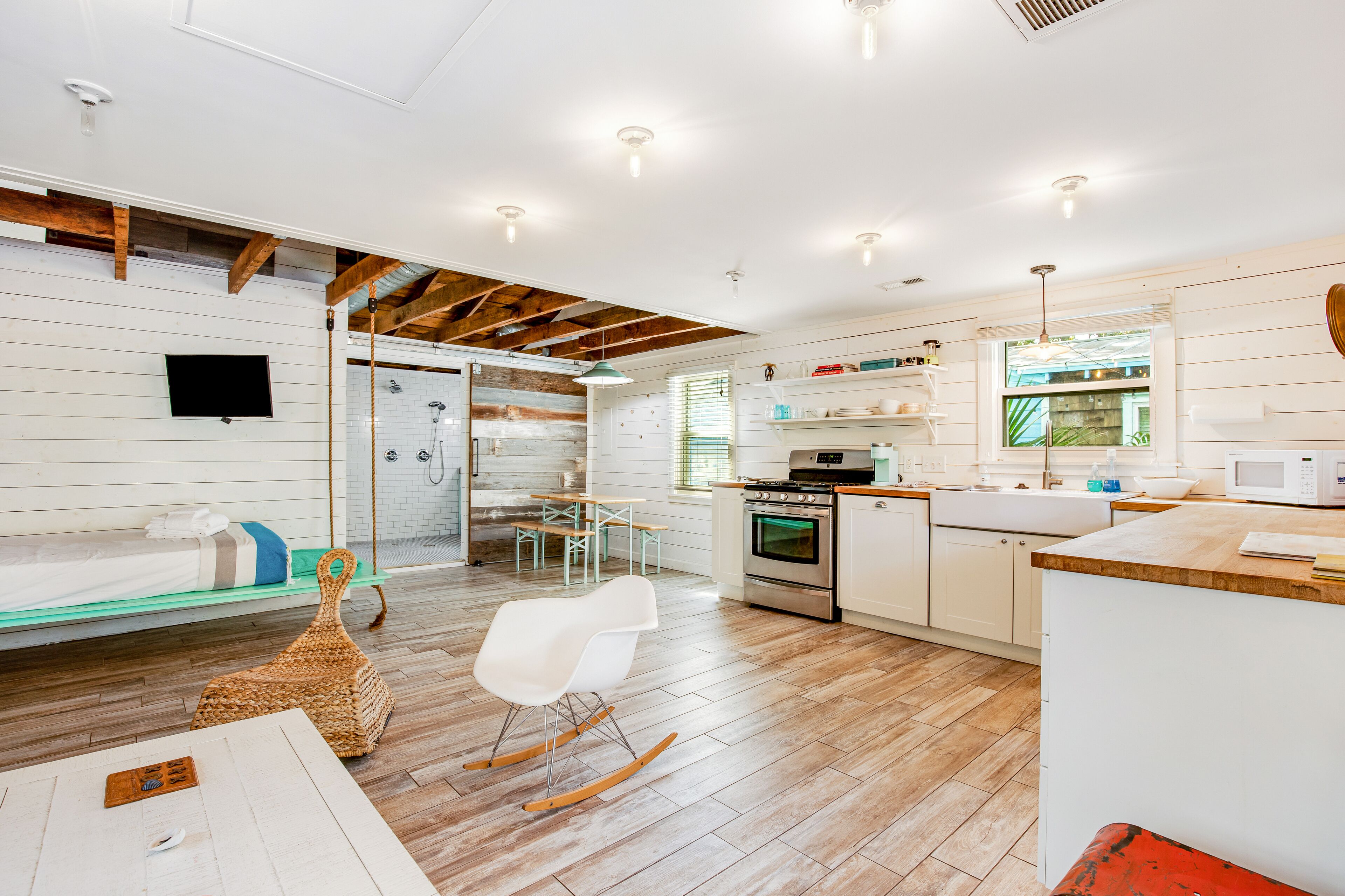 Fun dog-friendly getaway near the beach with yard, kitchenette & WiFi
