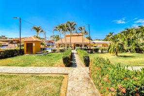 Property grounds - Beachy poolside condo near beach with shared pools & fast WiFi (Jaco)