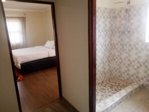 4 多间卧室、熨斗/熨衣板、免费 WiFi、床单