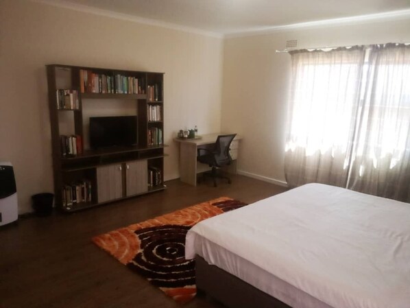 4 bedrooms, iron/ironing board, free WiFi, bed sheets