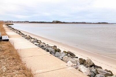 Cedar Shores condo with shared pool, private balcony, WiFi, & stunning bay views