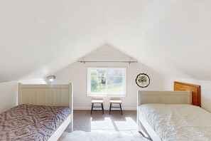 2 bedrooms, iron/ironing board, Internet, bed sheets - Tranquil cottage with mountain view, fast WiFi & W/D - walk to waterfront (Fox Island)