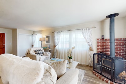 Tranquil cottage with mountain view, fast WiFi & W/D - walk to waterfront