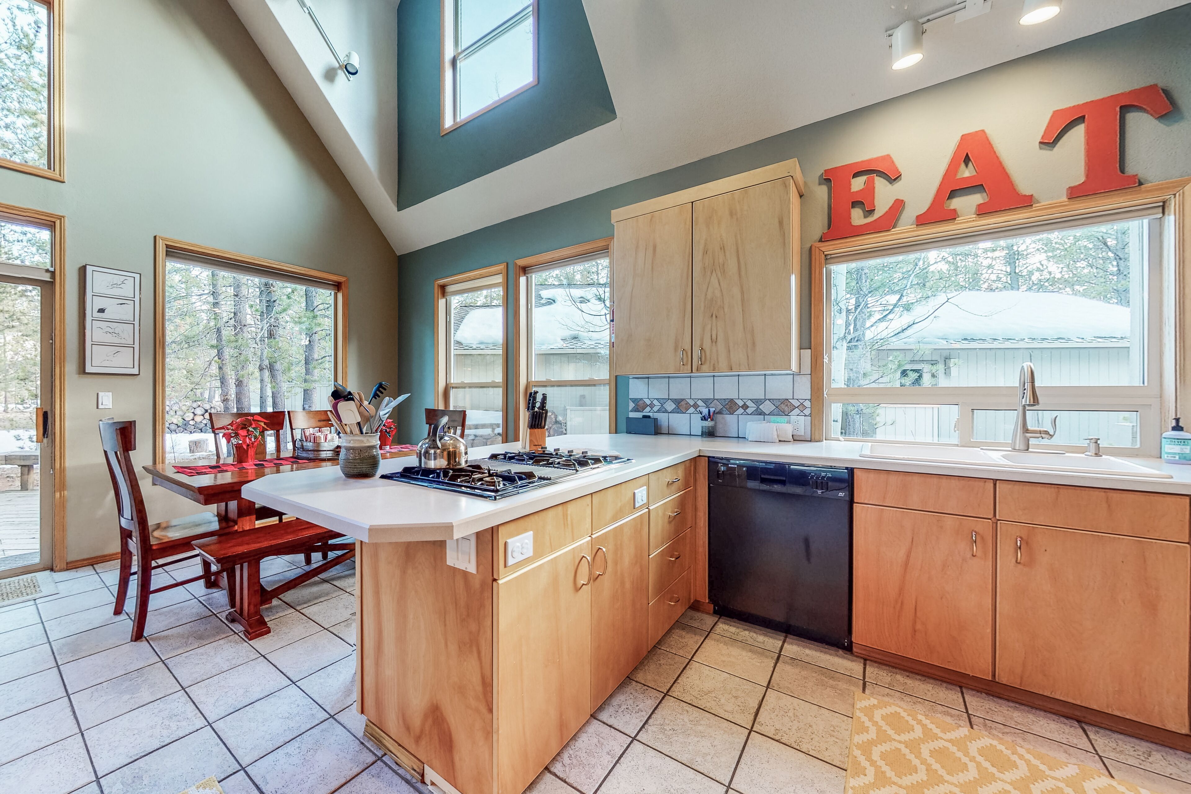 Beautiful & spacious home with a private hot tub, fast WiFi, A/C, & SHARC access