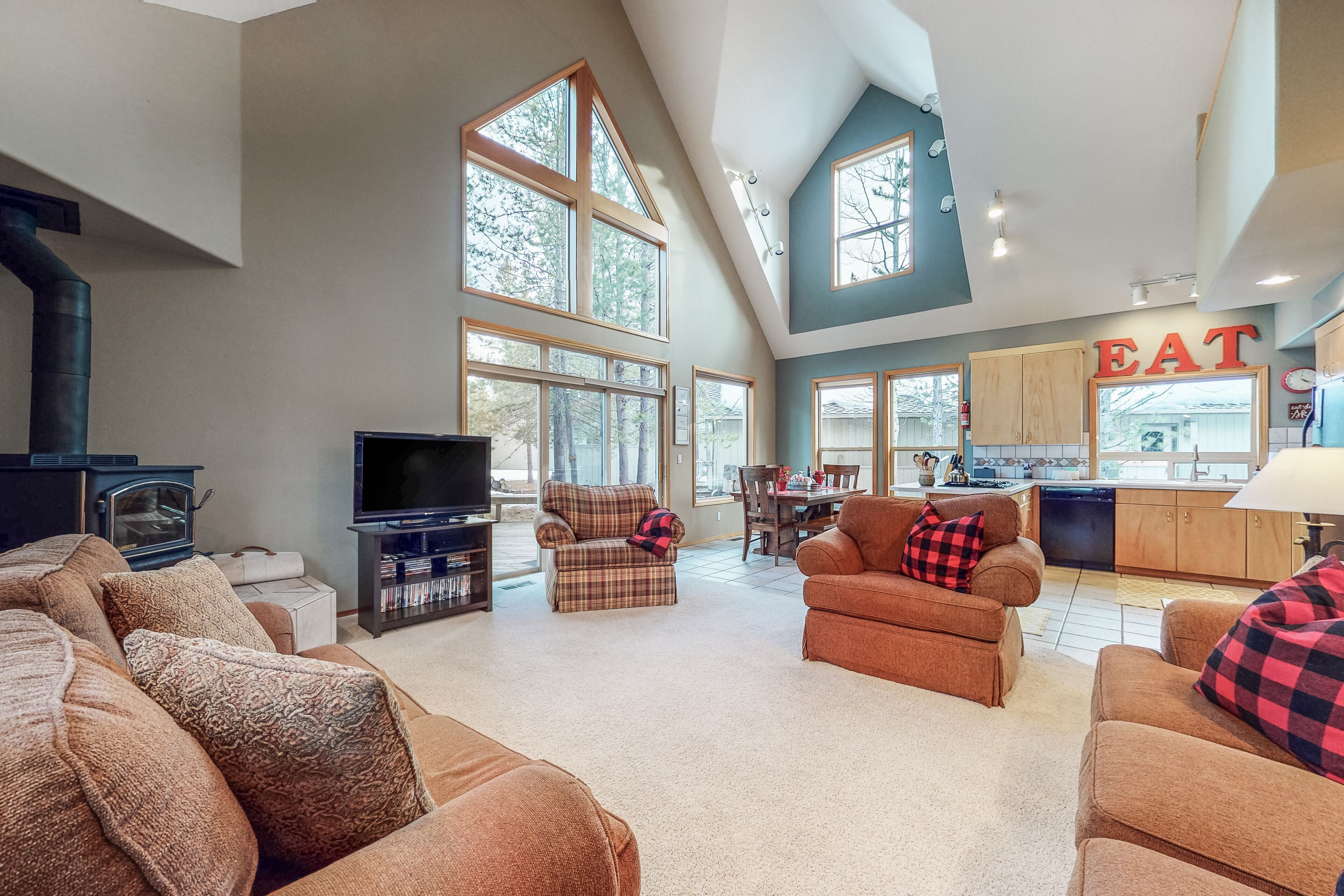 Beautiful & spacious home with a private hot tub, fast WiFi, A/C, & SHARC access