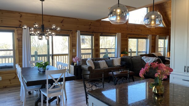 Ein geräumiges Cabin-Interieur mit Essbereich, einer Couch und einer Kücheninsel.