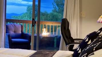 3 bedrooms, desk, iron/ironing board, WiFi (free)