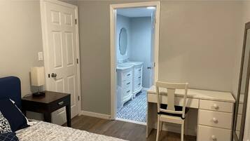 4 bedrooms, desk, iron/ironing board, travel cot