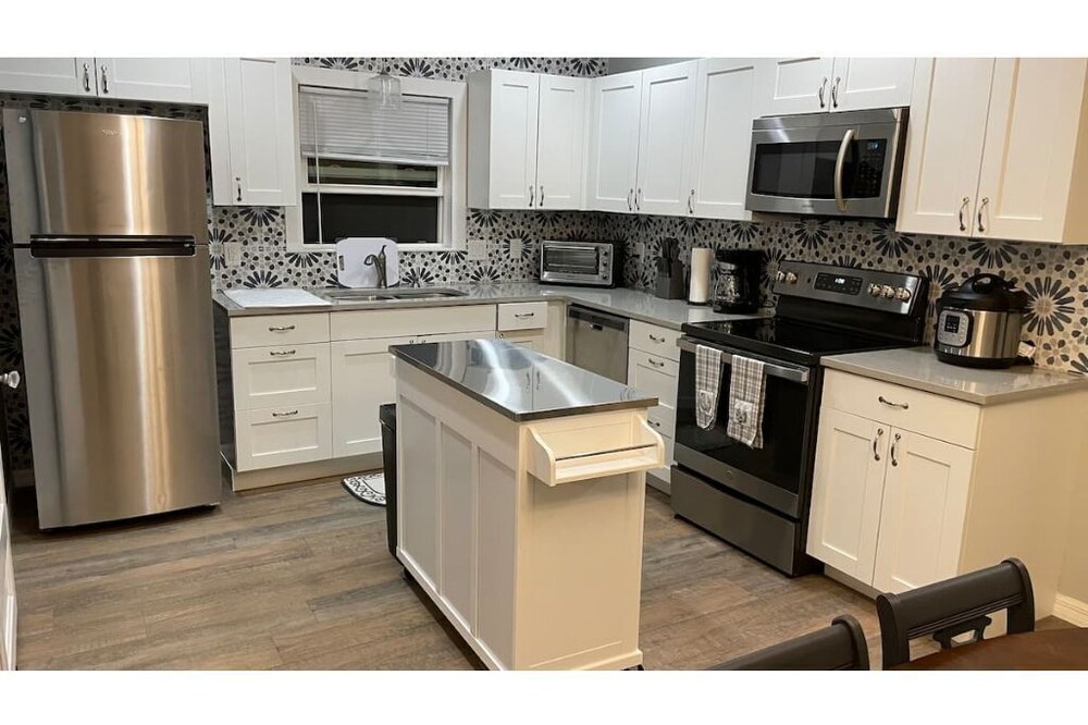 All New Deland Den 4BR, pool, blocks fr Stetson & Downtown