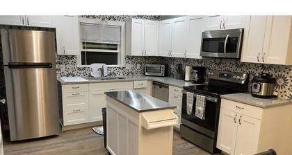 All New Deland Den 4BR, pool, blocks fr Stetson & Downtown