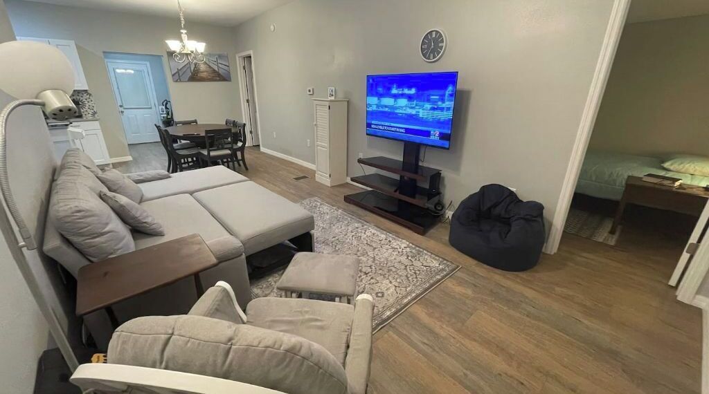 4 bedrooms, desk, iron/ironing board, travel crib