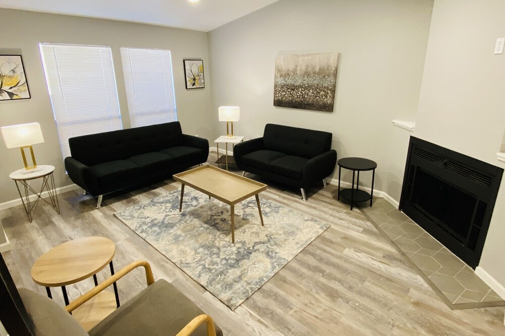 Beautifully Remodeled Modern Retreat W/Garage!
