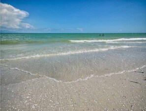Chaise longue, serviettes de plage