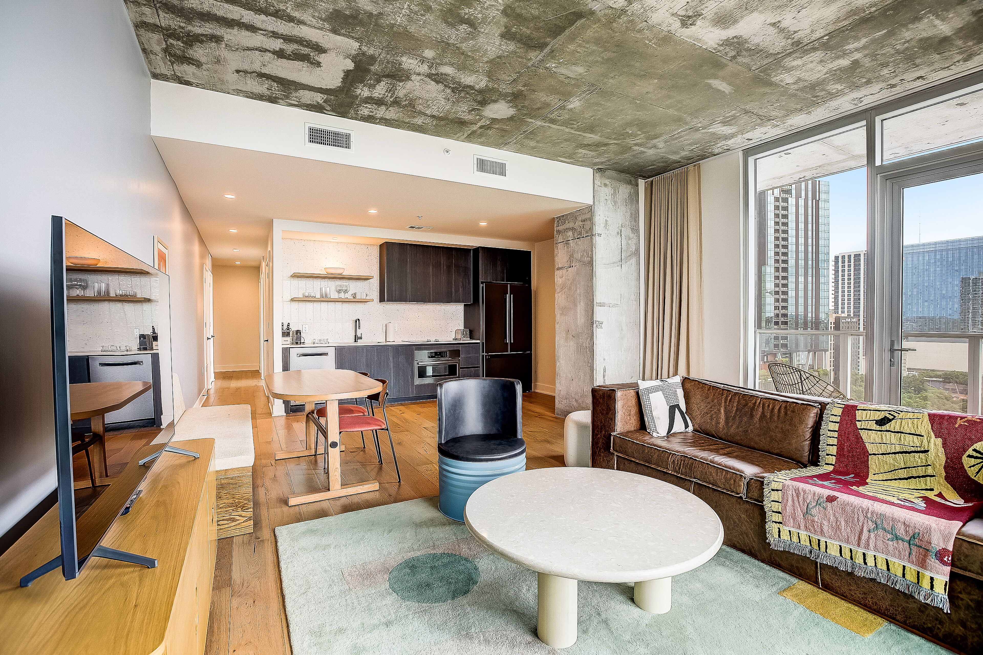 Brand new Rainey Street condo with serene city-view balcony - rooftop pool & gym