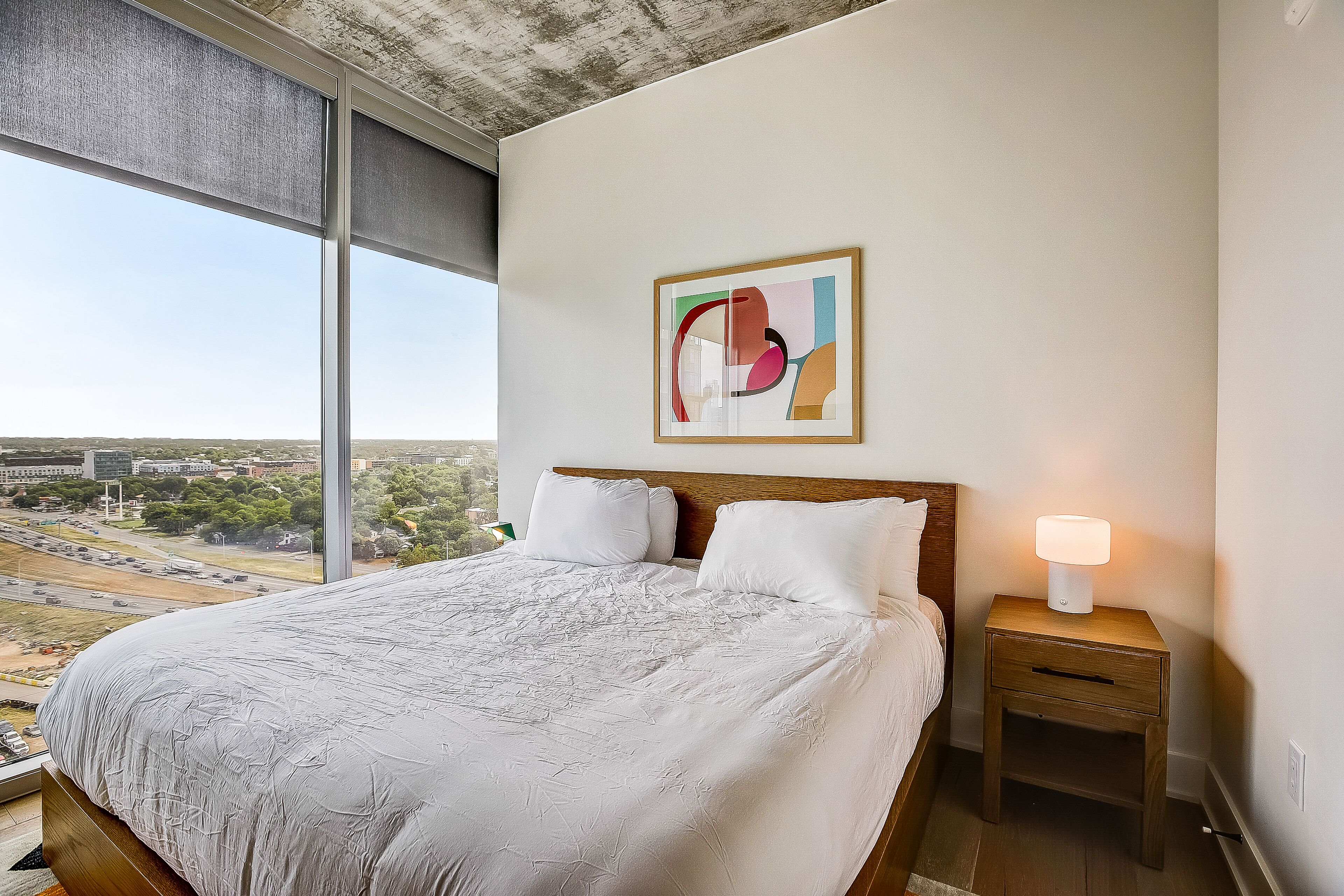 Brand new Rainey Street condo with serene city-view balcony - rooftop pool & gym