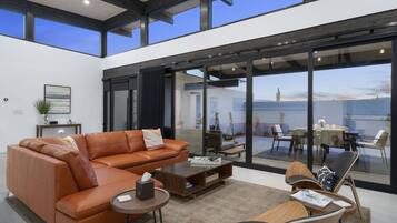 Smart TV, Netflix, table tennis, streaming services