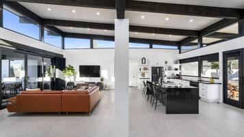 Smart TV, Netflix, table tennis, streaming services