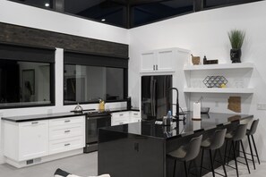 Jääkaappi, mikroaaltouuni, uuni, liesi