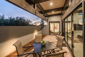 Outdoor dining - RELAX in this STYLISH CASITA LOCATED IN THE HEART OF CAREFREE, ARIZONA (Carefree)
