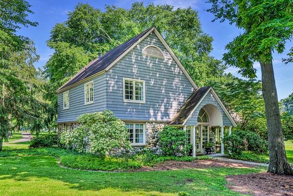 Exterior - Professionally designed home on golf course w/golf course view, gas grill, patio (Benton Harbor)