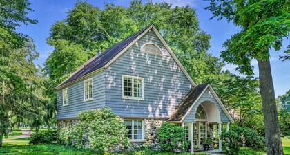 Professionally designed home on golf course w/golf course view, gas grill, patio