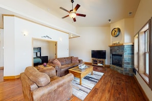 TV, fireplace