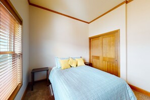 3 habitaciones, tabla de planchar con plancha, internet y ropa de cama 