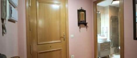 Combined shower/bathtub, hair dryer, bidet, towels